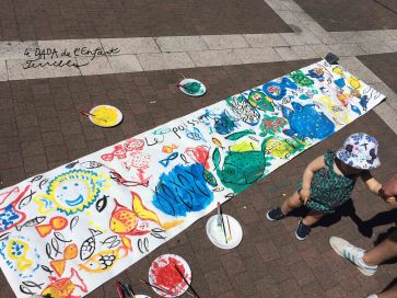 Atelier artistique sur la place du marché à Grand Bourgtheroulde: fresque collective/poissons